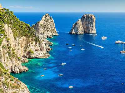 Isola di Capri � Situata di fronte alla Costiera Amalfitana, questa celeberrima isola affascin� gi� in epoca romana gli imperatori Augusto e Tiberio grazie al suo clima mite, la sua rigogliosa vegetazione, i particolari faraglioni e gli incredibili scenari a picco sul mare...